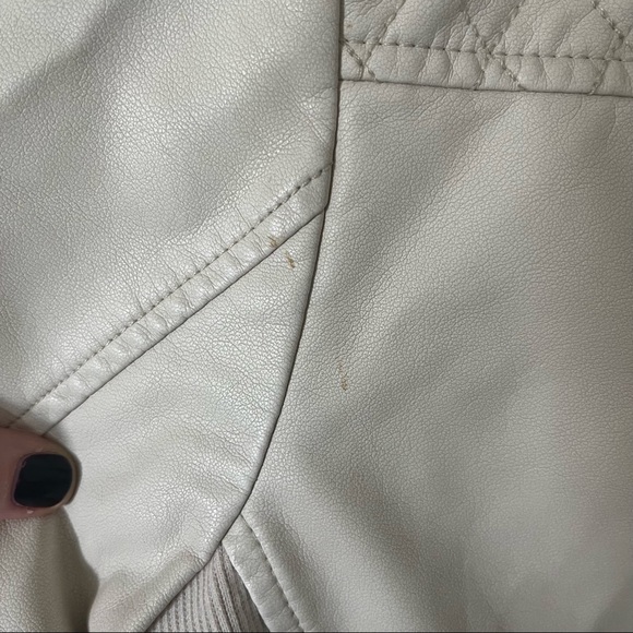 Levi’s White Faux Leather Jacket - Picture 4 of 8